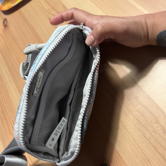 Lululemon belt bag NWT spray camo mini silver blue multi /dove gray - Picture 4 of 4
